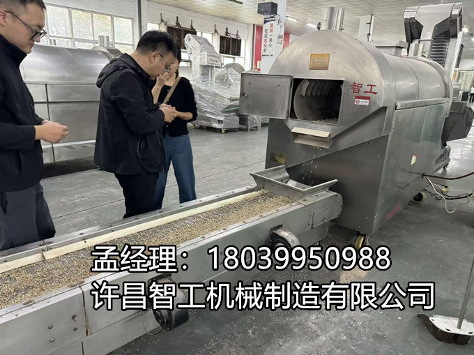 吉林客戶千里赴廠，現(xiàn)場(chǎng)試機(jī)兩米電磁流水線炒制麻籽！